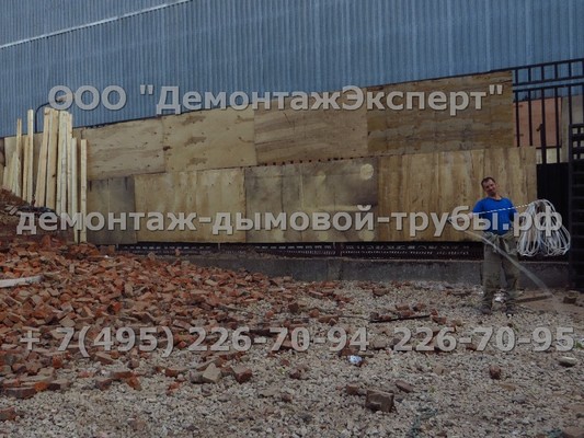 Демонтаж дымовой трубы в Москве на заводе МЗСА