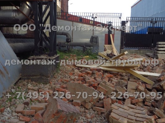 Демонтаж дымовой трубы в Москве на заводе МЗСА