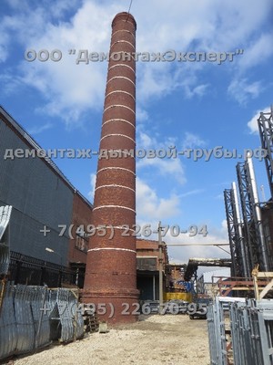 Демонтаж дымовой трубы в Москве на заводе МЗСА
