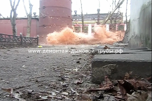 Демонтаж дымовой трубы в Москве на Люблинском ЛМЗ