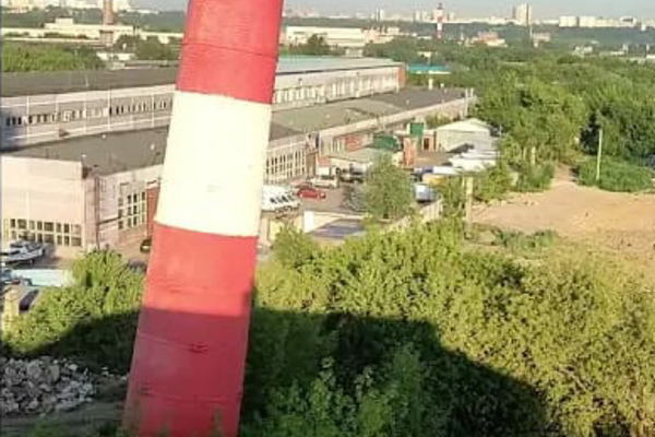 Демонтаж кирпичной дымовой трубы в Москве в плотной застройке